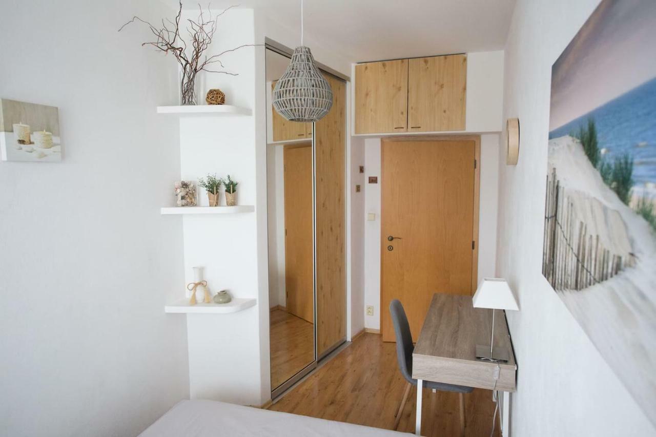 Cozy Apartment Btw Centre And Airport - Private Host - No Invoice Pozsony Kültér fotó